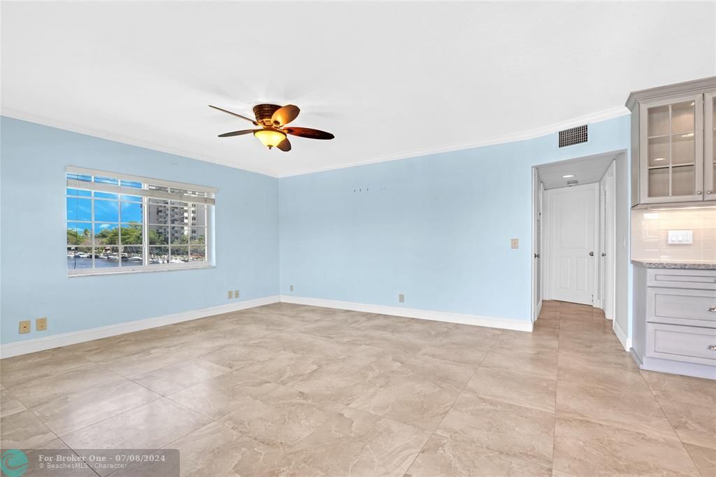 For Sale: $425,000 (2 beds, 2 baths, 1100 Square Feet)
