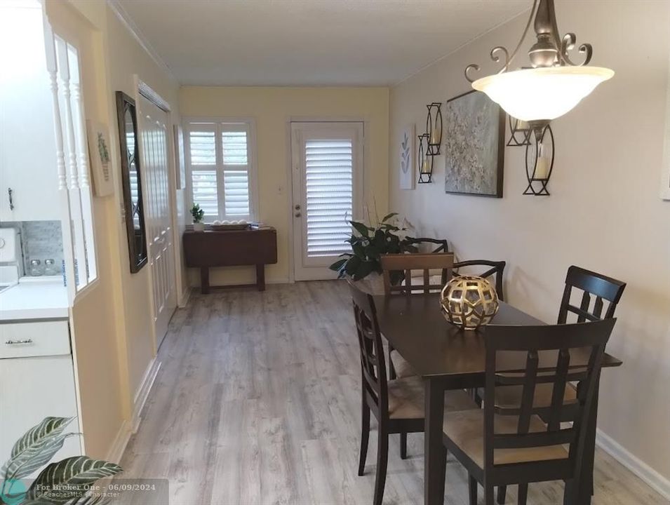 For Sale: $140,000 (1 beds, 1 baths, 690 Square Feet)