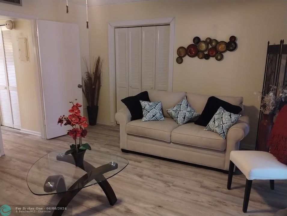 For Sale: $140,000 (1 beds, 1 baths, 690 Square Feet)