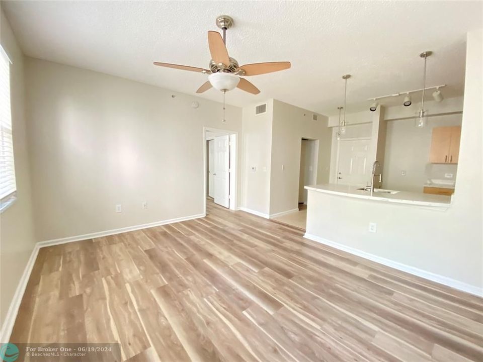 For Sale: $309,900 (1 beds, 1 baths, 667 Square Feet)