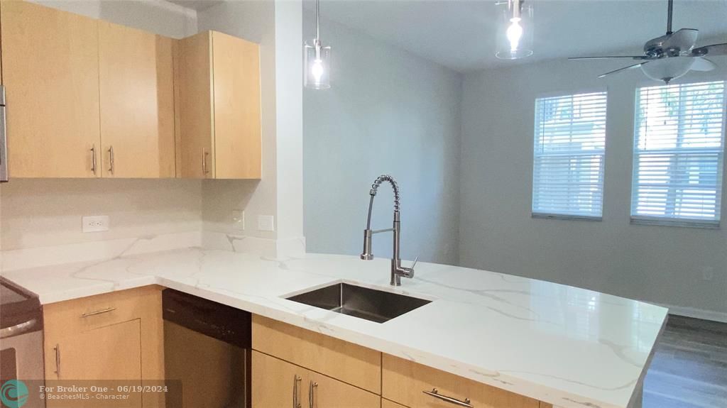 For Sale: $309,900 (1 beds, 1 baths, 667 Square Feet)