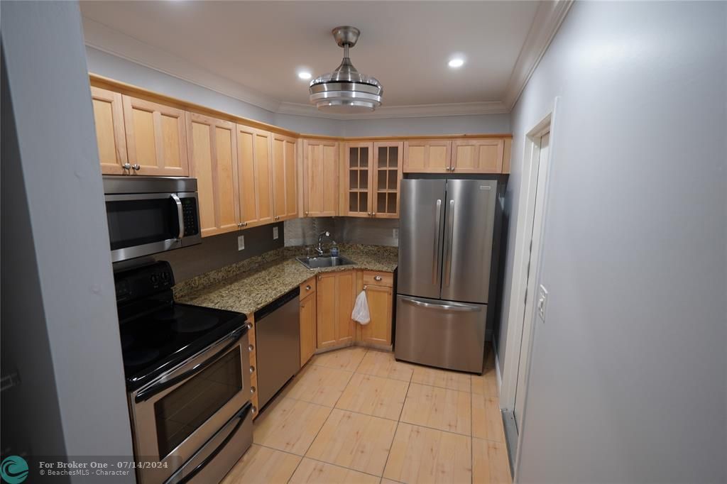 For Sale: $175,000 (1 beds, 1 baths, 760 Square Feet)