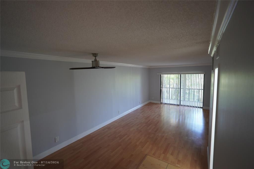 For Sale: $175,000 (1 beds, 1 baths, 760 Square Feet)