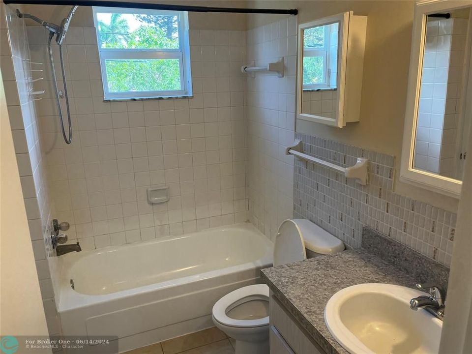 For Sale: $179,000 (1 beds, 1 baths, 655 Square Feet)