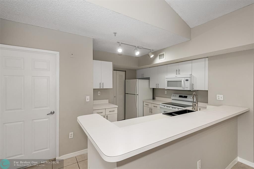 Active With Contract: $2,150 (2 beds, 2 baths, 1112 Square Feet)