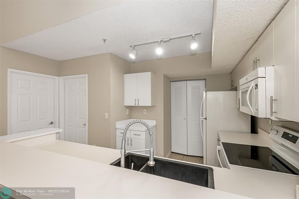 Active With Contract: $2,150 (2 beds, 2 baths, 1112 Square Feet)