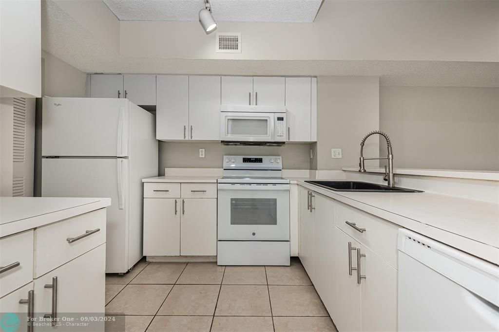 Active With Contract: $2,150 (2 beds, 2 baths, 1112 Square Feet)