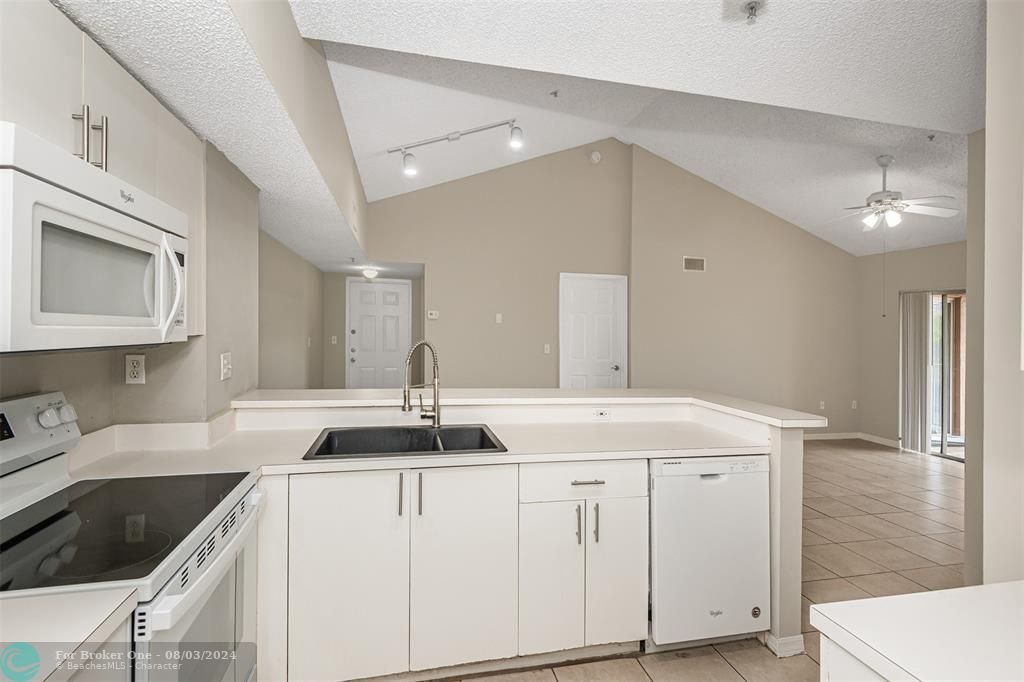 Active With Contract: $2,150 (2 beds, 2 baths, 1112 Square Feet)