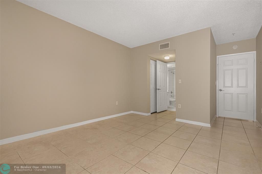 Active With Contract: $2,150 (2 beds, 2 baths, 1112 Square Feet)