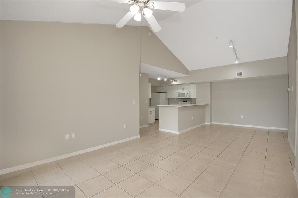 Active With Contract: $2,150 (2 beds, 2 baths, 1112 Square Feet)