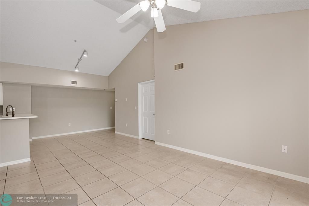 Active With Contract: $2,150 (2 beds, 2 baths, 1112 Square Feet)