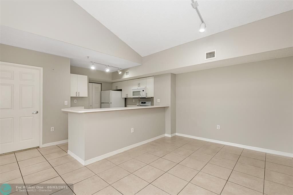 Active With Contract: $2,150 (2 beds, 2 baths, 1112 Square Feet)