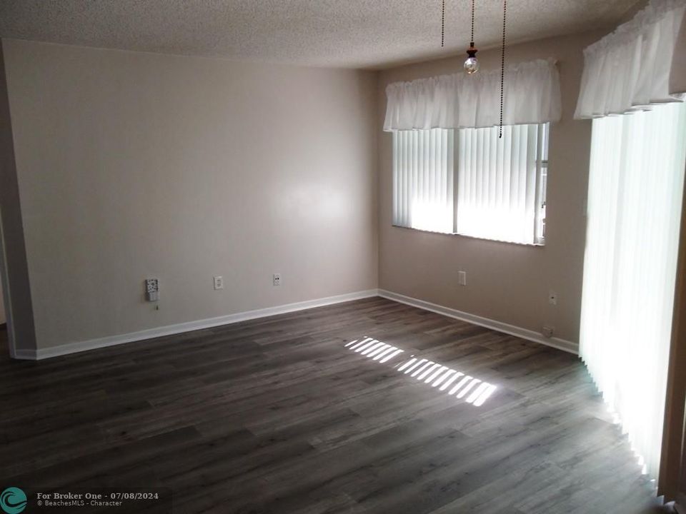 Active With Contract: $209,000 (2 beds, 2 baths, 930 Square Feet)