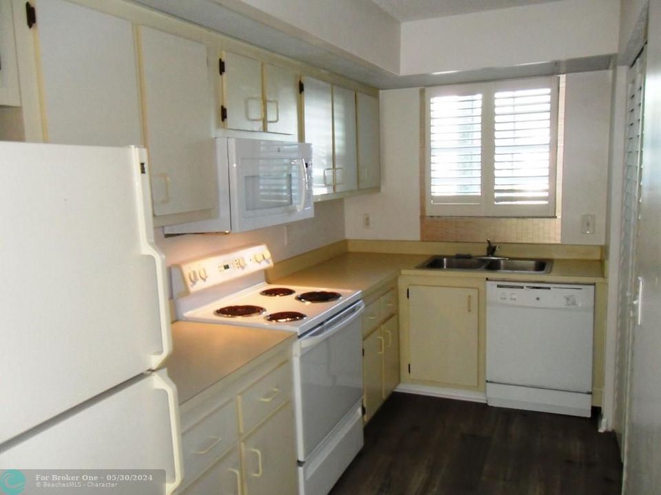 Active With Contract: $209,000 (2 beds, 2 baths, 930 Square Feet)