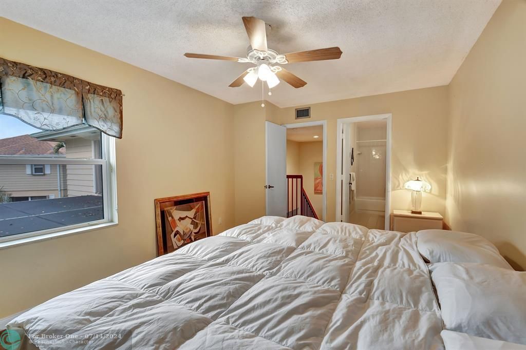For Sale: $398,900 (2 beds, 2 baths, 1374 Square Feet)
