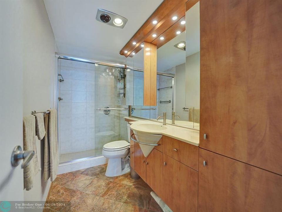 待售: $625,000 (2 贝兹, 2 浴室, 1900 平方英尺)