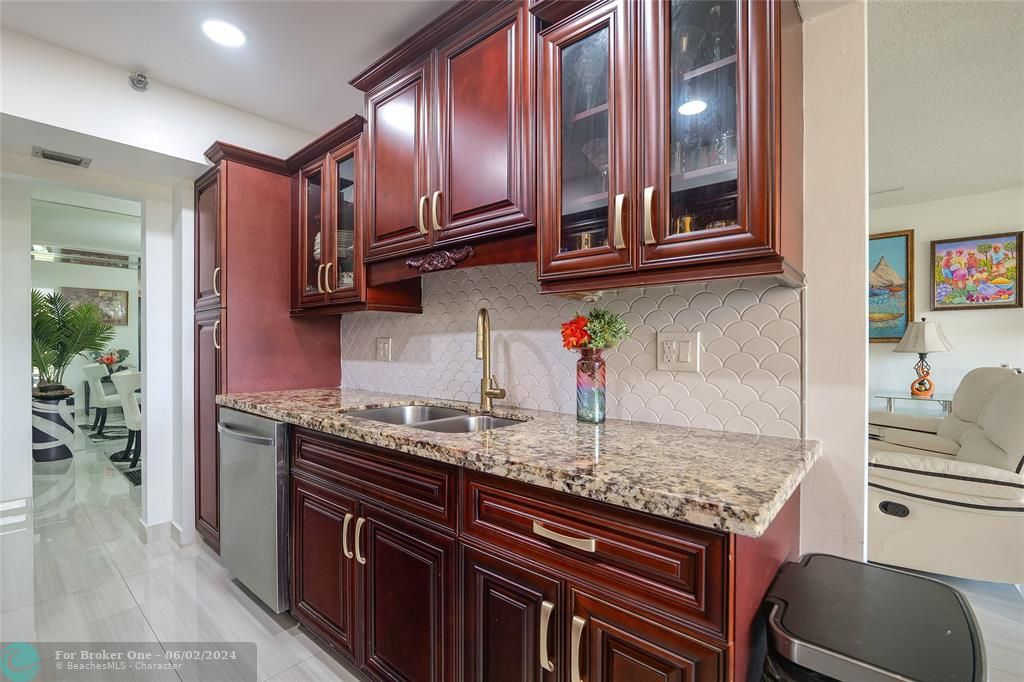 For Sale: $249,900 (2 beds, 2 baths, 1384 Square Feet)