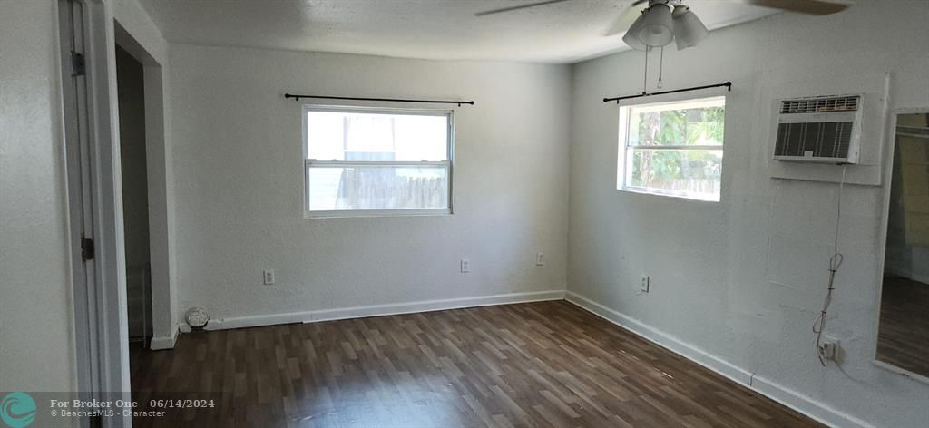 For Sale: $2,200 (2 beds, 2 baths, 850 Square Feet)