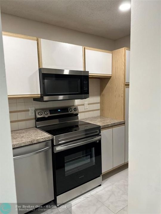 For Rent: $1,950 (2 beds, 2 baths, 737 Square Feet)