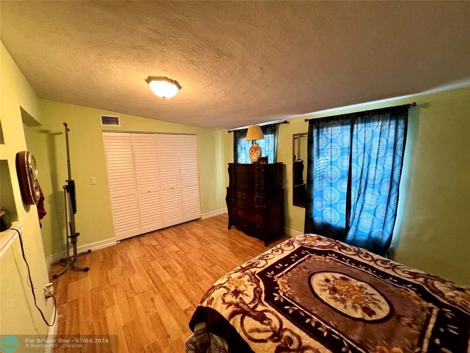 For Sale: $410,000 (3 beds, 1 baths, 1024 Square Feet)