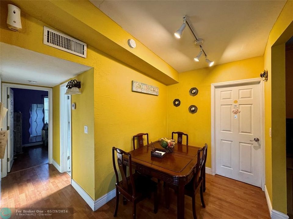 For Sale: $410,000 (3 beds, 1 baths, 1024 Square Feet)