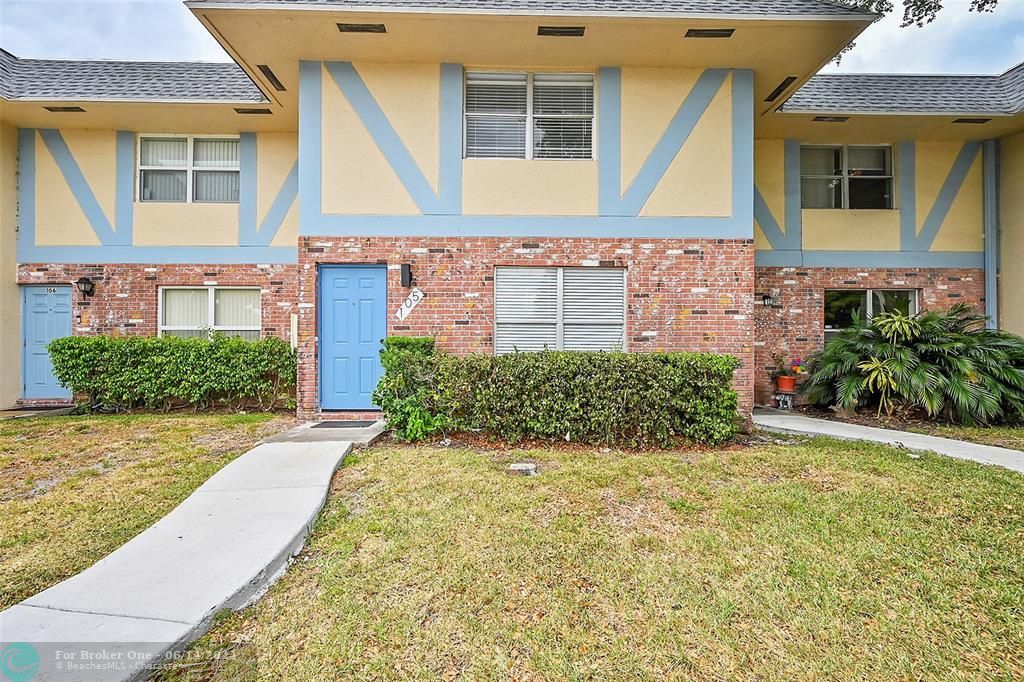 For Sale: $299,900 (2 beds, 1 baths, 1108 Square Feet)