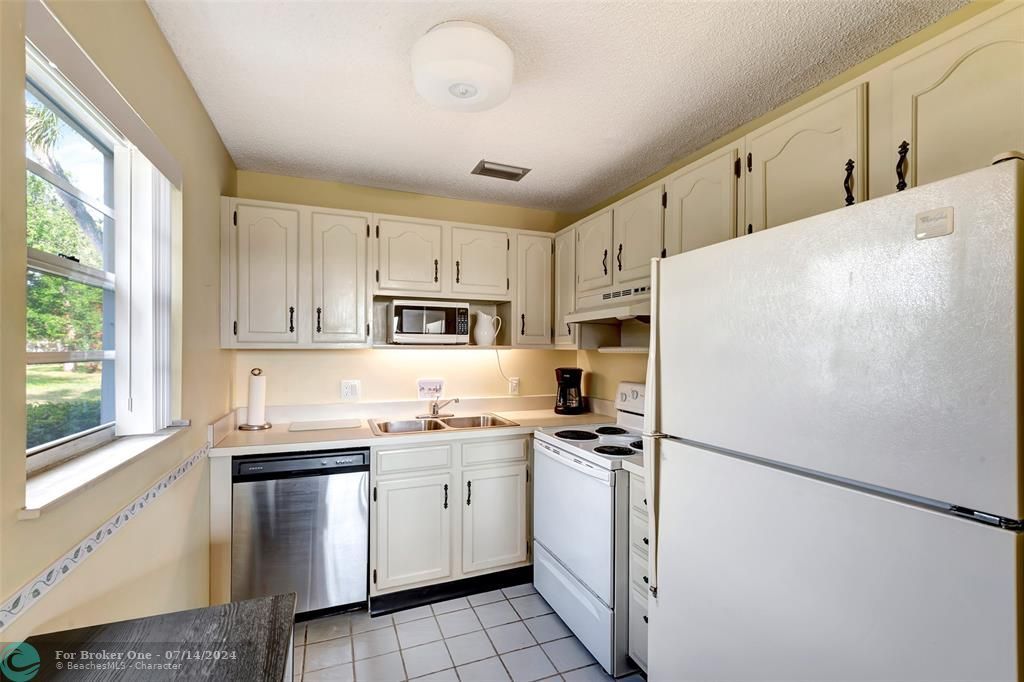 For Sale: $115,000 (1 beds, 1 baths, 750 Square Feet)