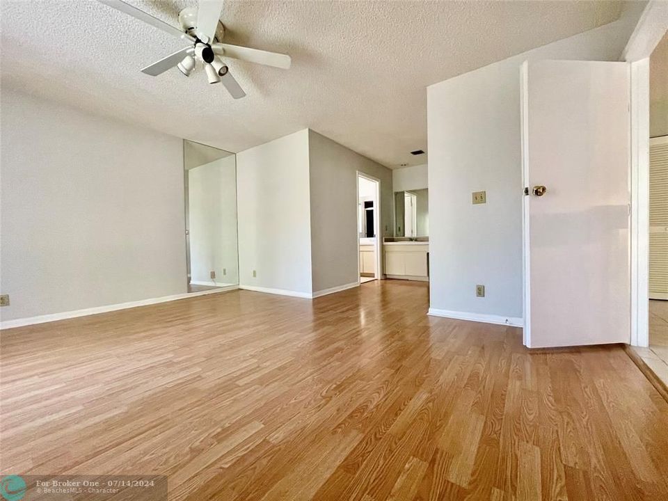 For Rent: $3,499 (3 beds, 2 baths, 1560 Square Feet)