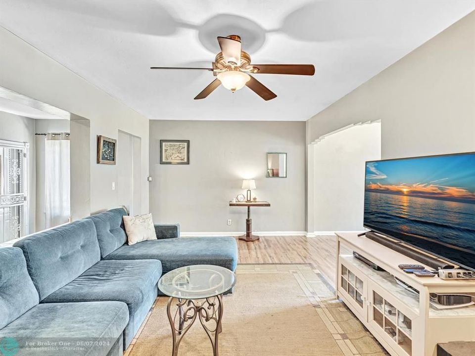 Active With Contract: $465,000 (2 beds, 2 baths, 1183 Square Feet)