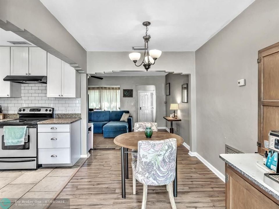 Active With Contract: $465,000 (2 beds, 2 baths, 1183 Square Feet)