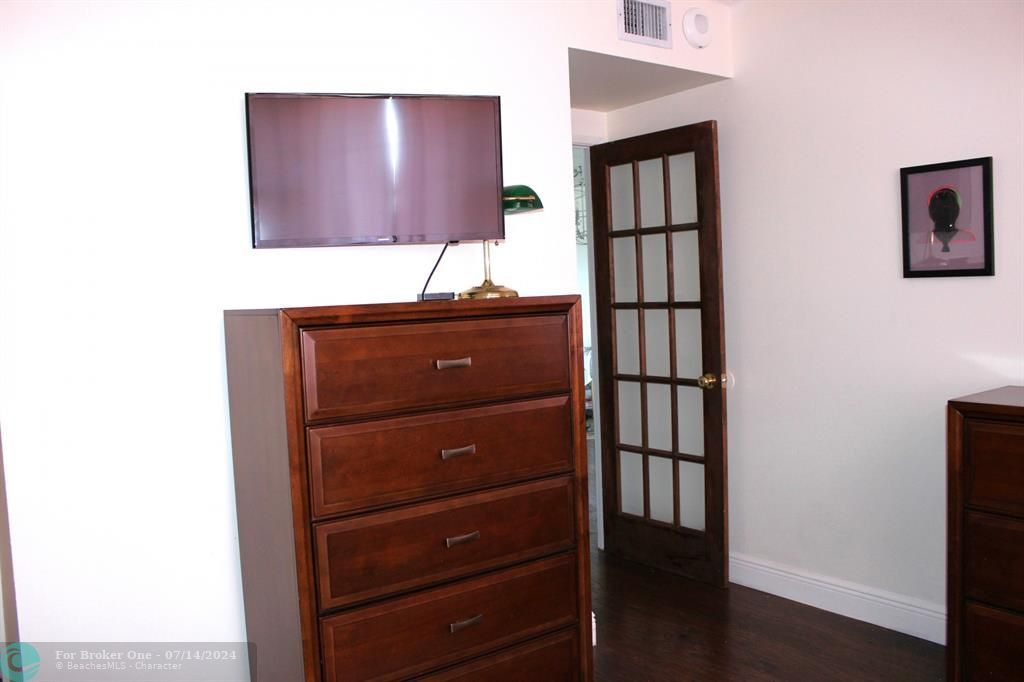 For Sale: $189,000 (1 beds, 1 baths, 896 Square Feet)