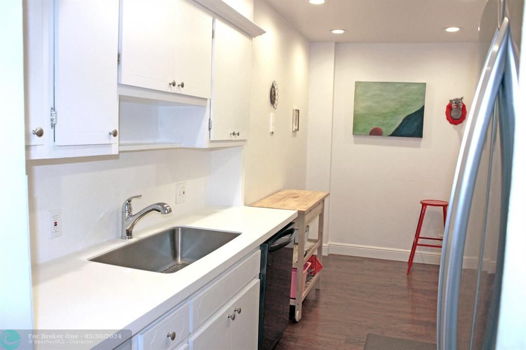 For Sale: $192,000 (1 beds, 1 baths, 896 Square Feet)