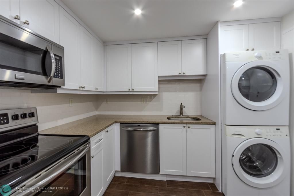 For Rent: $2,300 (1 beds, 1 baths, 1054 Square Feet)