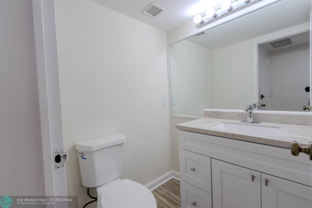 Active With Contract: $2,300 (1 beds, 1 baths, 1054 Square Feet)