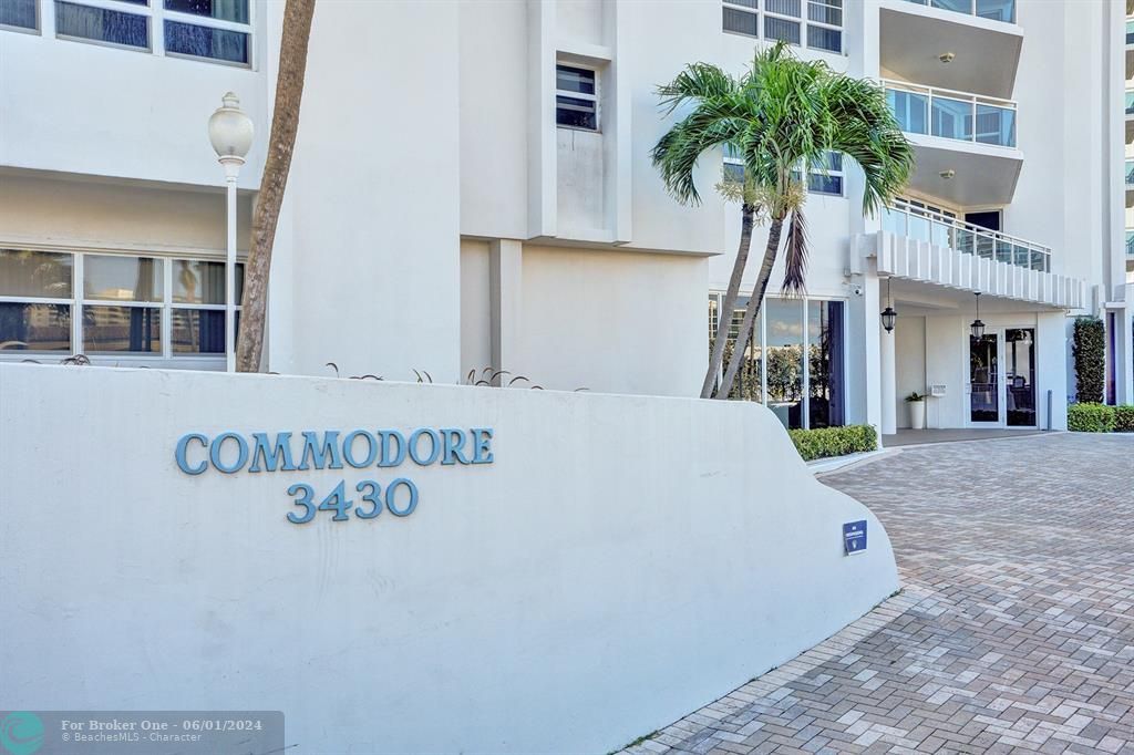 Active With Contract: $2,300 (1 beds, 1 baths, 1054 Square Feet)