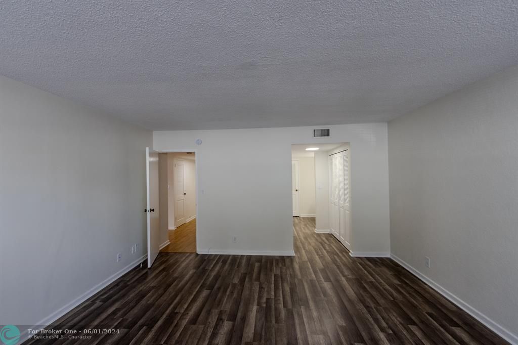 For Rent: $2,500 (1 beds, 1 baths, 1054 Square Feet)