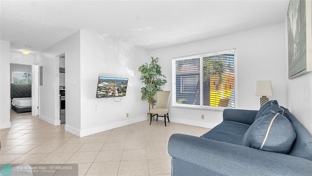 For Sale: $2,150 (1 beds, 1 baths, 581 Square Feet)
