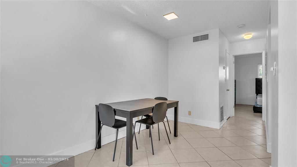 For Sale: $2,150 (1 beds, 1 baths, 581 Square Feet)