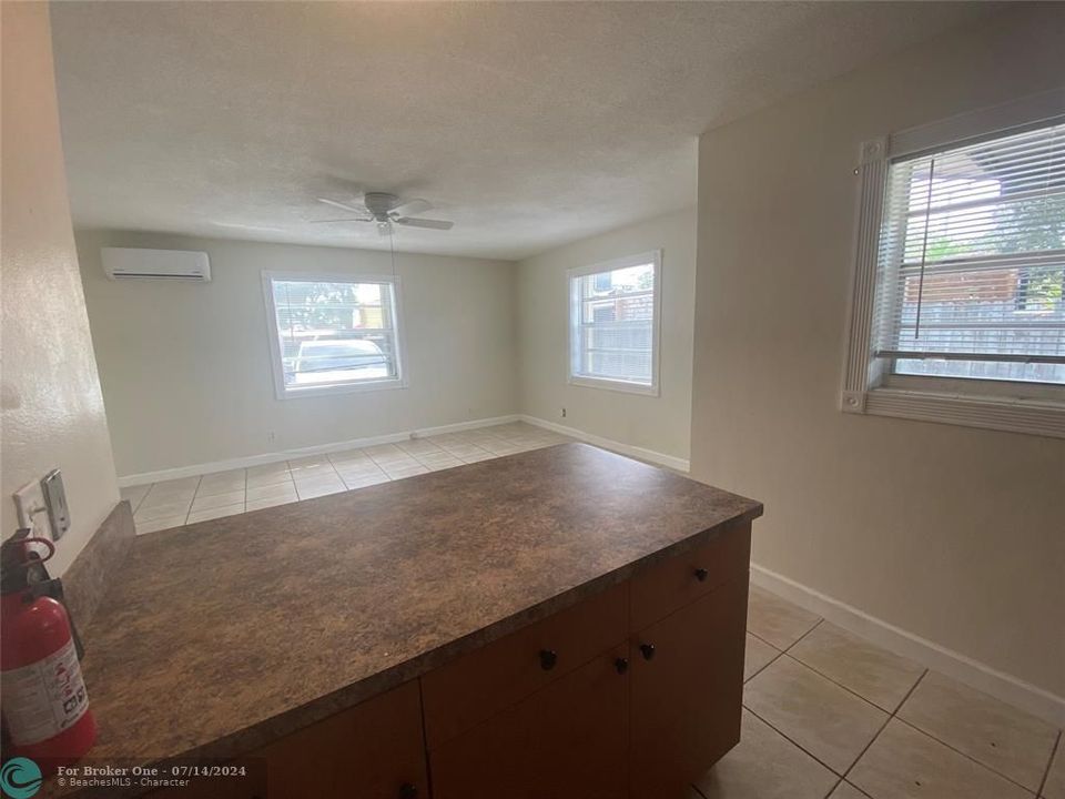 For Sale: $1,925 (2 beds, 1 baths, 700 Square Feet)
