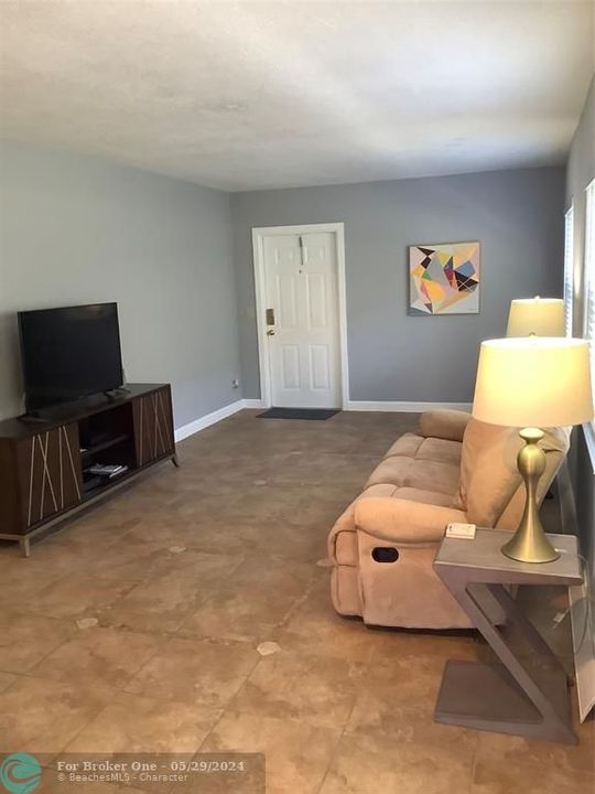 For Sale: $279,900 (2 beds, 1 baths, 842 Square Feet)