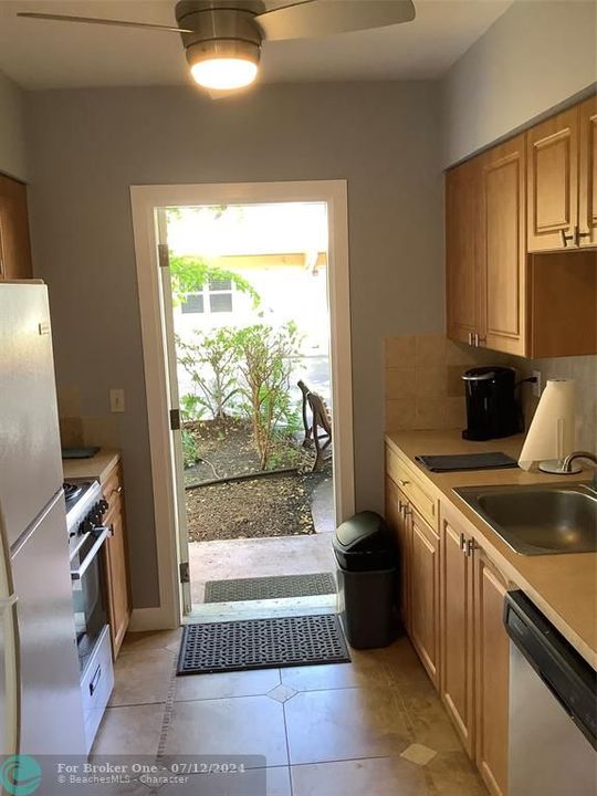 For Sale: $260,000 (2 beds, 1 baths, 842 Square Feet)