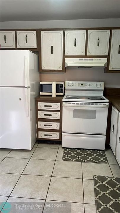 For Sale: $169,000 (1 beds, 1 baths, 940 Square Feet)