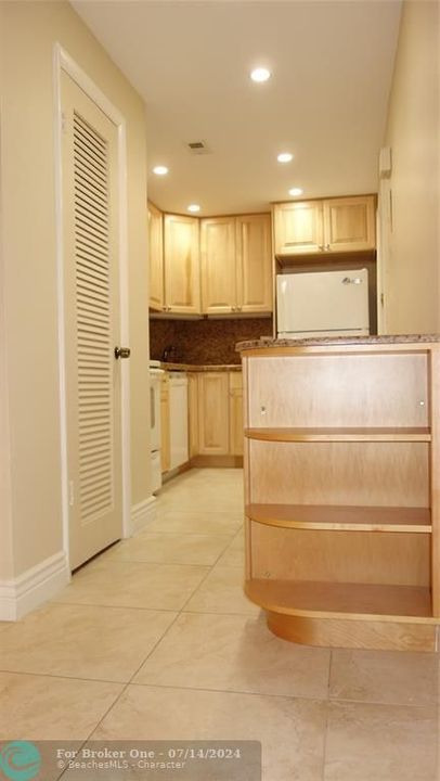 For Sale: $189,900 (1 beds, 1 baths, 685 Square Feet)