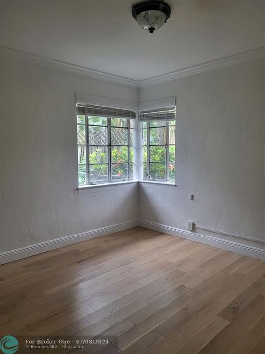 For Rent: $3,500 (2 beds, 1 baths, 1100 Square Feet)