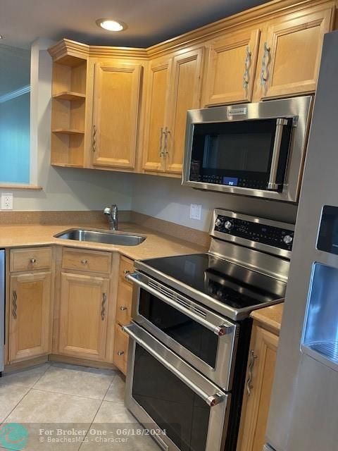 For Sale: $315,000 (1 beds, 1 baths, 850 Square Feet)