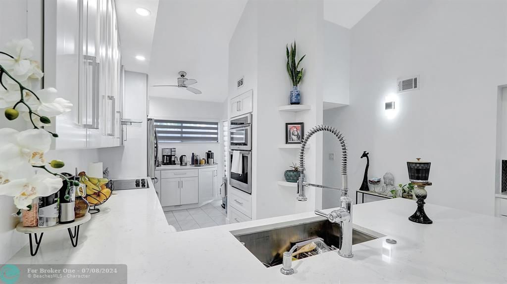 Active With Contract: $2,700 (2 beds, 2 baths, 1110 Square Feet)