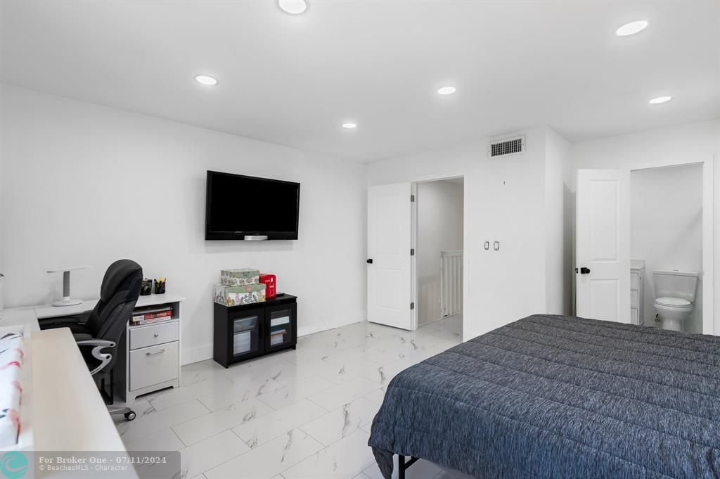 For Sale: $307,000 (2 beds, 1 baths, 1152 Square Feet)