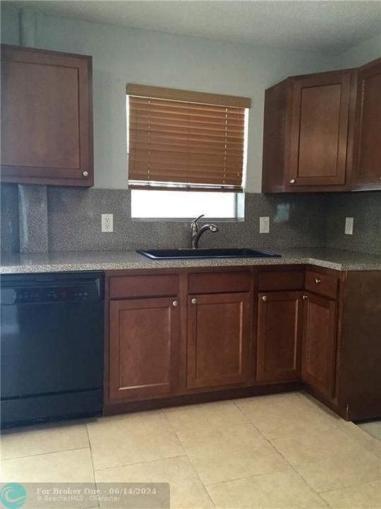 For Sale: $174,800 (2 beds, 2 baths, 1005 Square Feet)