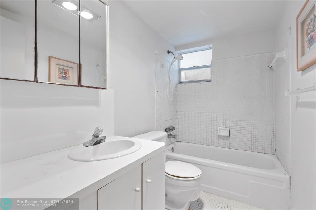 For Sale: $215,000 (1 beds, 1 baths, 640 Square Feet)