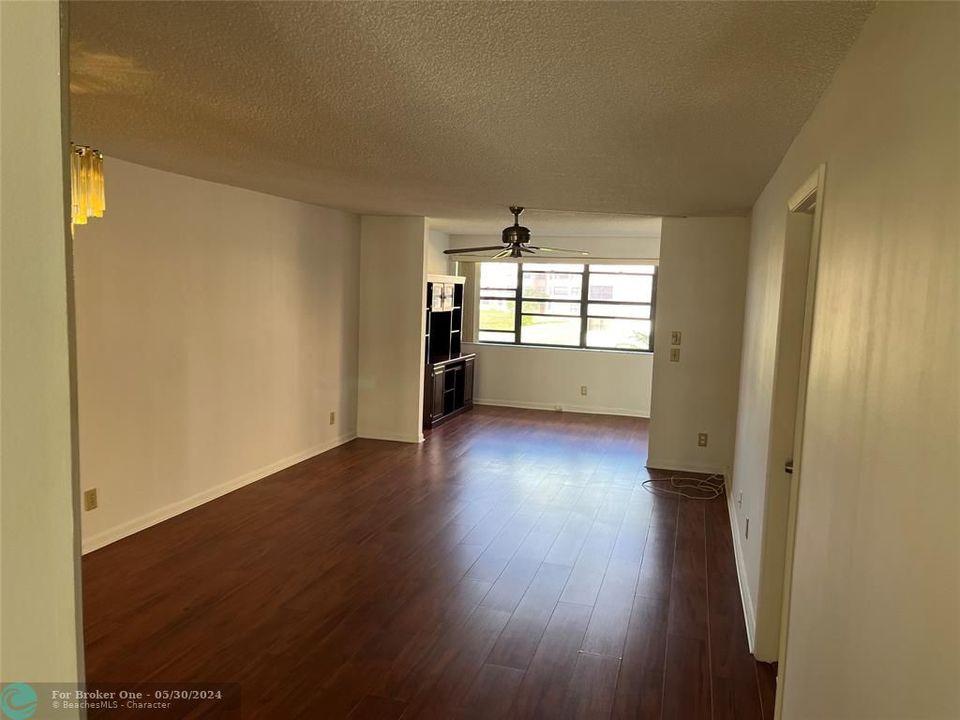 For Sale: $110,000 (1 beds, 1 baths, 862 Square Feet)